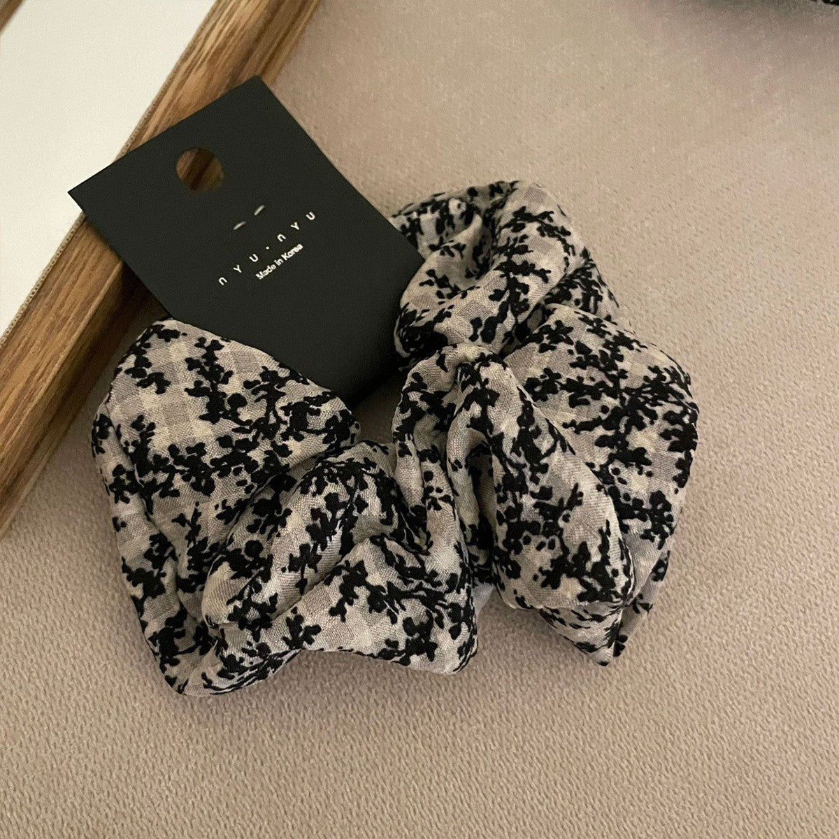 🌸 The MEEANT. Floral Scrunchie