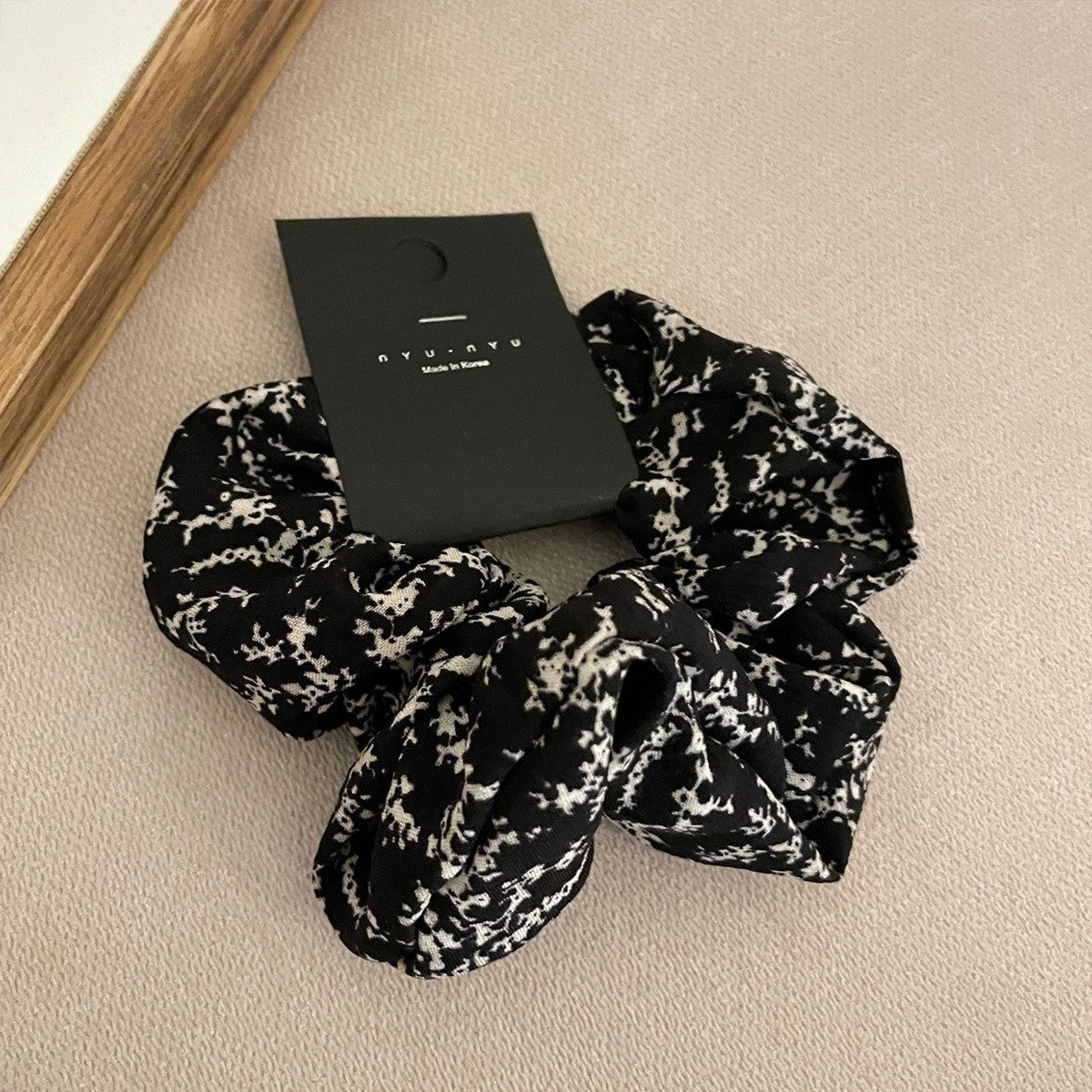 🌸 The MEEANT. Floral Scrunchie